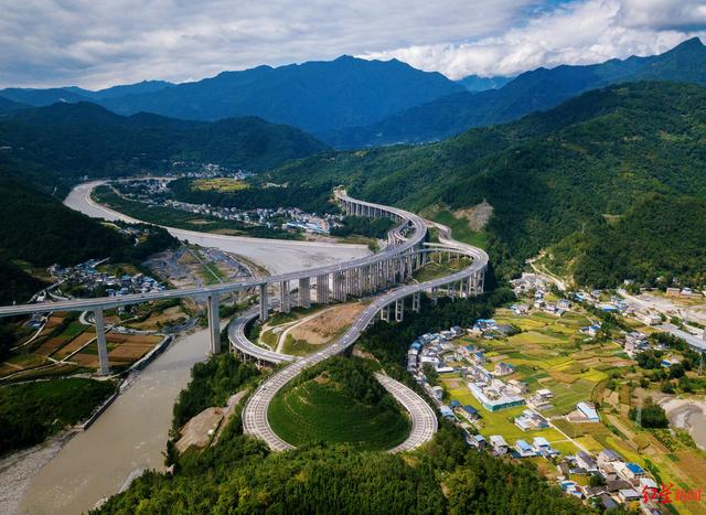 4小时成都“飙拢”九寨沟，九绵高速“最美风景线”本月底通车 记者试跑：车行云端，美景随手拍