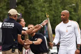 2024年巴黎奥运会火炬开始在巴黎传递，世界更需要奥林匹克精神凝聚人心图片