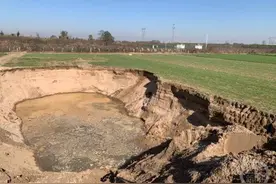 西安农村有人耕地里盗采砂石挖出足球场大坑，当地回应：城管公安街道办都在调查图片