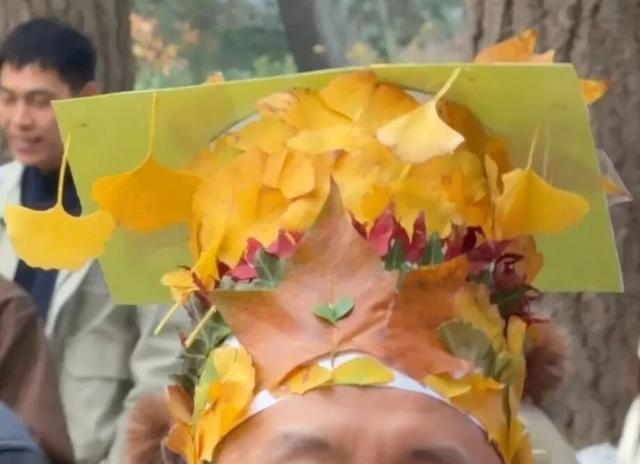 青岛八大关，乌泱泱的人为一件事而来！一款“魔法帽”火了！现场照片→