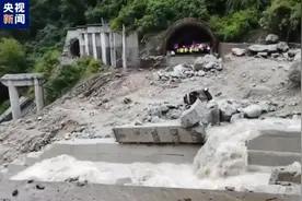 四川康定高速桥垮塌3车坠落5人失联，获救者家属：车辆坠下翻滚到石头上，哥哥砸车窗爬出图片