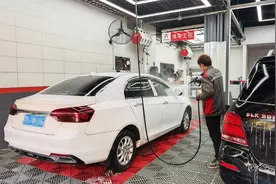 今年春运自驾出行预计占八成，节前汽修市场升温，有门店承诺春节不打烊不涨价图片