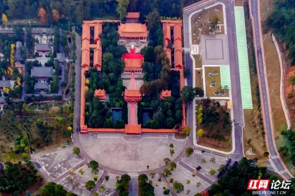 九嶷山：德孝源起处，群峰朝舜来