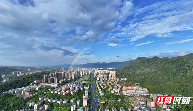 组图 | 郴州城东新区现双彩虹奇景 澄澈天幕与现代建筑共绘绝美画卷