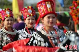 中缅边境云南芒市：万人同跳目瑙纵歌大联欢图片