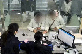 这位辅警为何对着办事群众“指手画脚”，真相是……图片