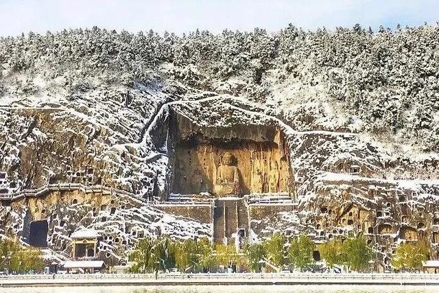 “洛阳怎么一下雪，就封神。”