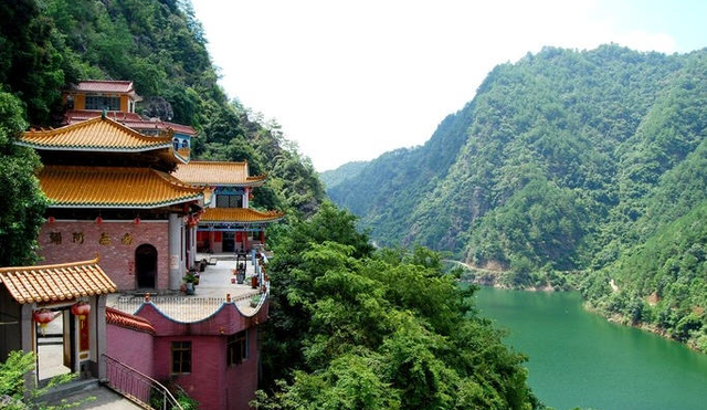 悬崖上的梅州千年古庵：绝壁藏金龟，楹联锁河山