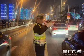 跨年夜，好暖！因为有他们守护万家灯火图片