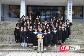 湖南科技学院：唯一男生为全班女生准备走心毕业礼物图片