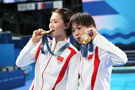 全红婵赛后三个经典动作逗乐全场，成功追星谷爱凌图片