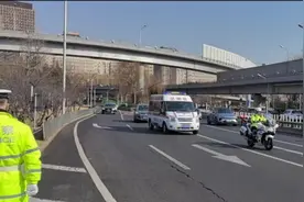 北京铁骑交警接力为救护车开道，7分钟送断手伤员抵达医院图片