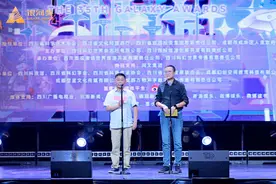 第35届银河奖揭晓，空缺两年后长篇小说奖归来，刘慈欣为获奖者颁奖图片