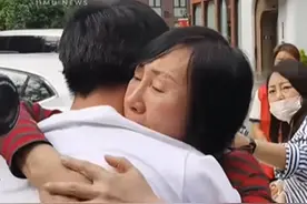 失散25年母子在上海团聚，儿子回忆当年“仿佛掉进了深渊”图片