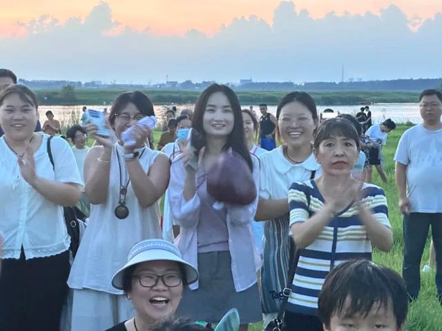 共渠的夏夜太会了！从星光舞台到霓虹龙舟，浪漫到不想走～