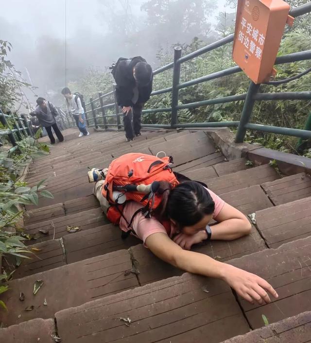 登顶瓦屋，不做牛马！快来瓦屋山徒步释放压力！