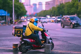 捞舆 | 京东美团“卷”社保，实则是一种“反内卷”图片