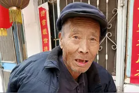 拾荒22年！91岁“抠门”教师，不想留下联系方式图片