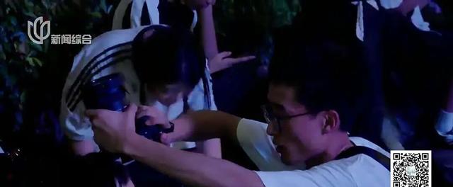 上海为游客操碎了心！有人突然躺街上，太拼了...警方宣布：认准他们↗