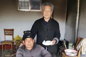 王波：不离不弃照顾孤残弟弟52载图片