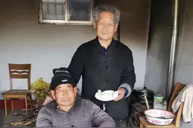 孝德|王波：不离不弃照顾孤残弟弟52载图片