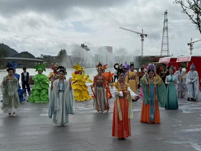 “一龄·花溪时光里”今日开园