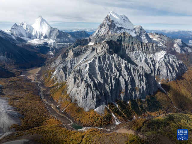 美丽中国丨穿越冰峰 遇见稻城亚丁
