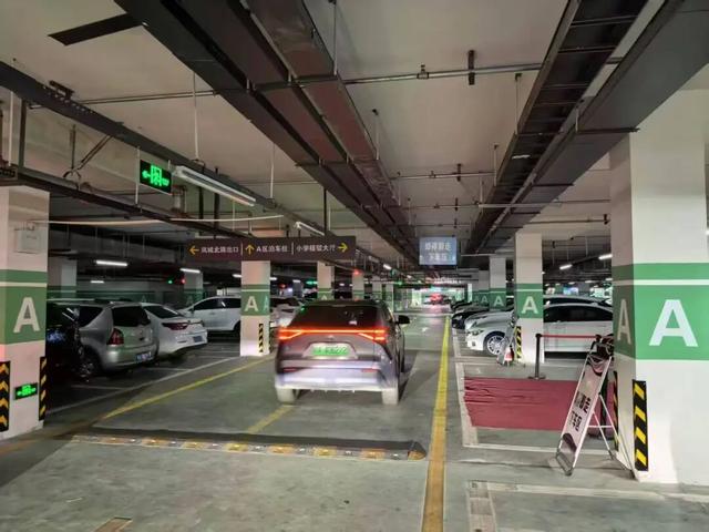 护航开学季丨小编喊您这样停车，安全又省心！