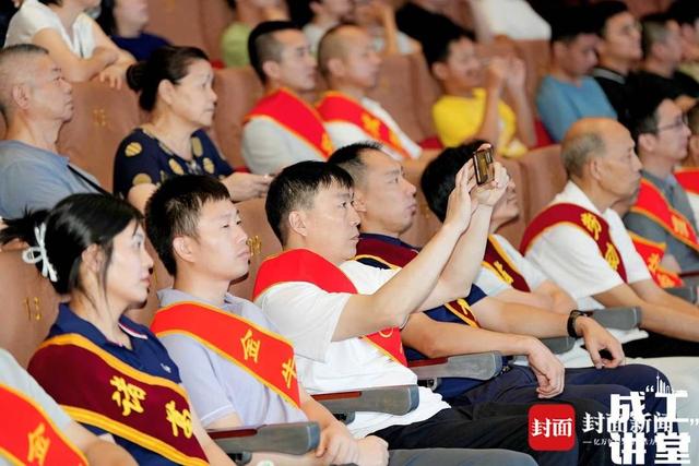 AI时代怕被淘汰？别慌！2025年首场成“工”讲堂出“转型良方”