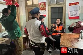 一场只有一名观众的演出，暖了92岁独居奶奶的心图片