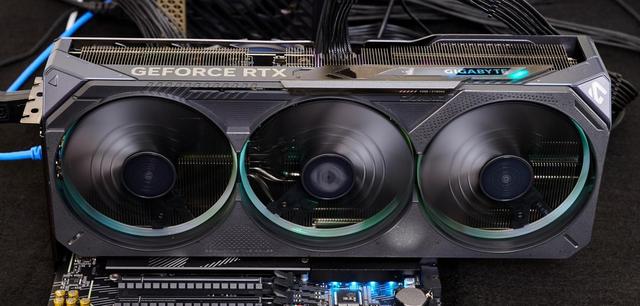 技嘉GeForce RTX 5070 Ti GAMING OC 魔鹰 16G显卡评测：中高端游戏与AI的性能怪兽