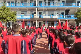 济源：济水南街学校举行“红领巾 爱祖国” 新队员入队仪式图片