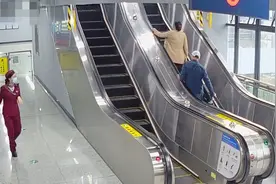 乘客推轮椅上手扶电梯险摔倒，她箭步上前一把托住图片