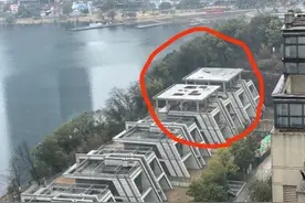 晨意帮忙丨长沙梅溪湖边2栋别墅顶部加建，邻居称“湖景变屋景”，回应：已要求拆除图片
