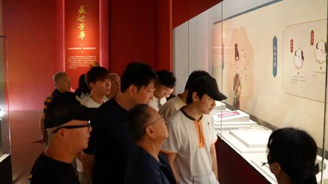奉贤博物馆“露华浓深”展即将收官，一众明星观众低调现身观展
