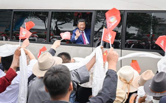 新华图讯丨习近平率中央代表团抵达拉萨出席西藏自治区成立60周年庆祝活动