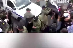 约200名亲巴勒斯坦抗议者聚集美国驻菲律宾大使馆外，与警察发生冲突图片