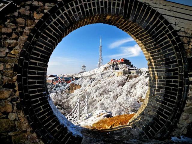 岱宗披霜缟 冰韵醉人间