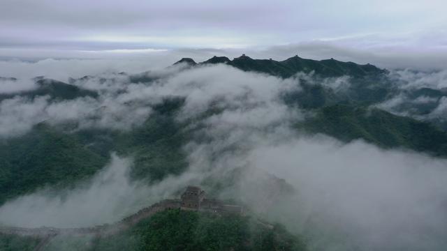 雨涤燕塞千峰晓 云涌金城万堞浮