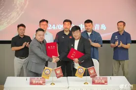 豪取三连胜后，青岛西海岸足球俱乐部再获球衣袖标广告赞助图片