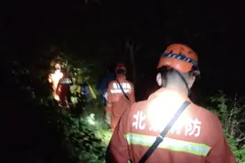 3名驴友景区登山误入野山 北京门头沟消防员穿密林开路彻夜救援 记者探访：路狭窄且陡峭图片