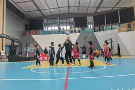 丹寨县“迎新杯”青少年篮球联赛火热开赛图片
