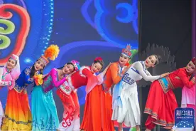 新疆吐鲁番杏花节开幕图片