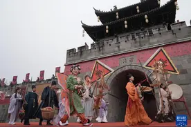 阆中古城举行汉服巡游图片