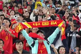 图集｜世预赛国足0-3不敌韩国，球员赛后谢场图片