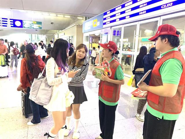 让游客从“路过”到“爱上”！“红马甲”点亮武汉秋日
