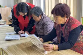 PPT宣讲老人记不住，90后村官发手绘小册子教他们用手机图片