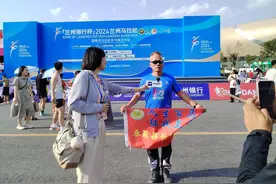 勇哥的“人生马拉松赛”进入下半场：冲刺80岁还能站在跑场图片