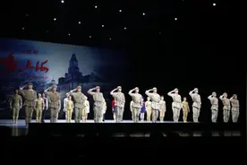 迎接上海解放75周年，杂技剧《战上海》连演三场，这些观众受邀观看图片
