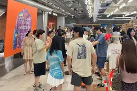 淮海路上的淮海电影院旧改焕新归来，成了能回收二手衣服、喝咖啡、零拷的“大型市集”图片